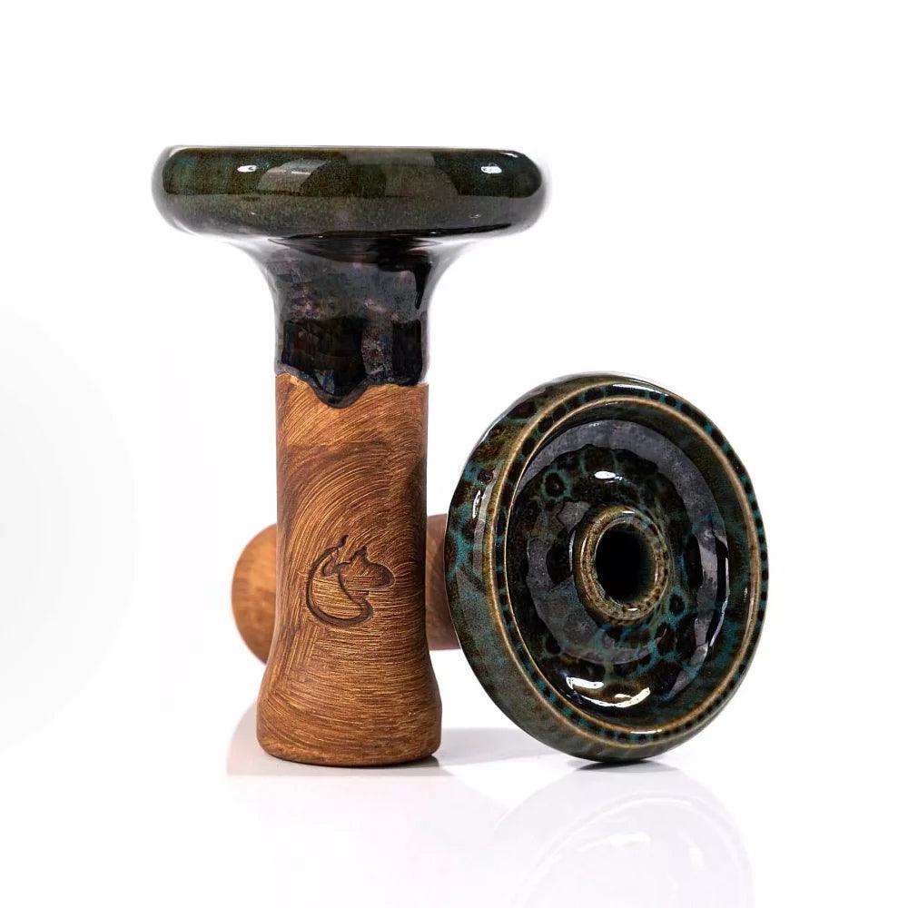 Dschinni Headshot Phunnel aus Ton mit der Glasurfarbe Irish Moss überzogen. Es ist ein stehender und ein liegender Phunnel abgebildet. Das Dschinni Symbol ist zu sehen.