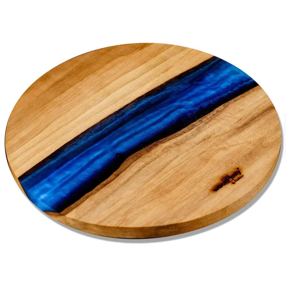 Rundes Walnuss Brett mit einem aus dunkelblauem Epoxidharz gegossenen Streifen in der Mitte